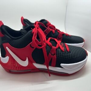 Nike Kids Black and Red Low-Top Sneakers